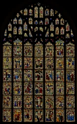 Das Ostfenster, das Glas der Norwich School (15. Jahrhundert) darstellt, neu gesetzte Tafeln