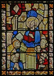 Das Ostfenster, das den heiligen Petrus predigend darstellt
