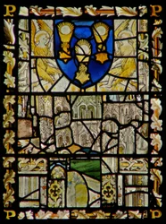 Das Ostfenster, das ein Schild mit Emblemen des Sakraments darstellt; Fragmente eines Baldachins mit Figuren