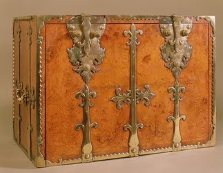 Reisesekretär mit vergoldeten Bronzebeschlägen, um 1700