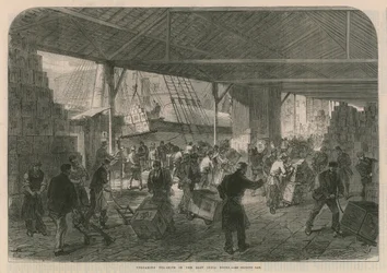 Entladen von Teeschiffen in den East India Docks