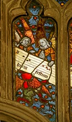 Fenster n2 mit Darstellung des Engelschors mit Noten