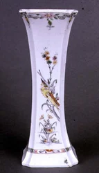 Worcester Vase in ausladender Form, bemalt in Kakiemon-Farben, ca. 1750 (Keramik)