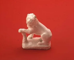 Bow weiße Figur eines Löwen, sitzend nach links schauend, ca. 1750