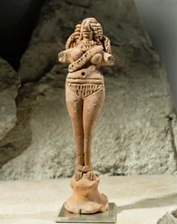 Weiblicher Akt, Arme mit kleinen Flügeln