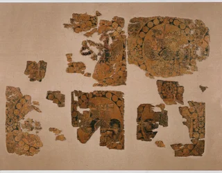 Fragment eines Textilrandes für die Ärmel oder den Kragen eines Reitermantels