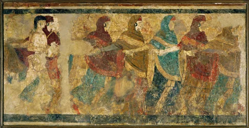 Begräbnisriten: Ein Frauenchor tanzt und singt im Trauerzug