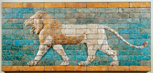 Löwe nach links. Babylon, Mesopotamien, Zeit Nebukadnezars II. Glasiertes Terrakotta-Relief