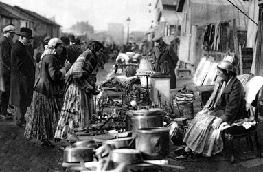 Ein Blick auf den Flohmarkt am Eingang von St. Ouen, Paris, 1931