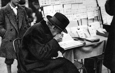 Ein alter Briefmarkenkäufer, Paris, 1931