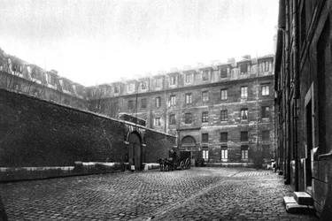 Hof des Frauengefängnisses Saint Lazare, Paris, 1931