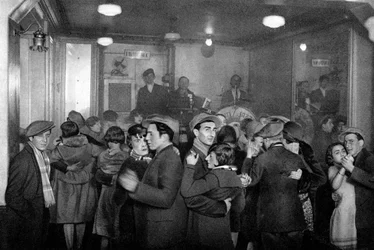 Innenraum eines Bal-Musette, Paris, 1931