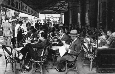 Menschen in einem Straßencafé, Paris