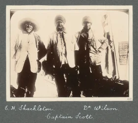 Gruppenfotografie von Shackleton, Kapitän Scott und Dr. Wilson bei ihrer Rückkehr zur Discovery nach dem Versuch, den Südpol zu erreichen. Aus einem Album von Sir Ernest Henry Shackleton mit dem Titel National Antarctic Expedition (1901-1903)