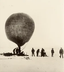 Ansicht des mit Wasserstoff aufgeblasenen Kuhdarmballons auf dem Eis. Aus einem Album von Sir Ernest Henry Shackleton mit dem Titel Nationale Antarktisexpedition (1901-1903)