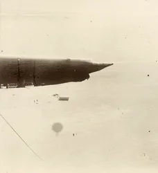 Blick vom Ballon auf das Plateau. Aus dem Album von Sir Ernest Henry Shackleton mit dem Titel National Antarctic Expedition (1901-1903)