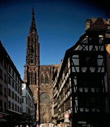 Gotische Kunst: Ansicht eines der Portale der Kathedrale Notre Dame de Strasbourg, erbaut im 13. Jahrhundert von Erwin von Steinbach (Unterrhein)