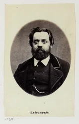 Lefrançois Adolphe Gustave, genannt Gustave Lefrançais (1826-1901). Als Lehrer gründete er 1849 gemeinsam mit Pauline Roland (1805-1852) die Vereinigung sozialistischer Lehrer. Als Mitglied der Kommune gehörte er der Kommission für Arbeit und Finanzen