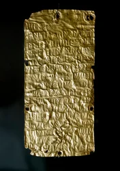 Etruskische Antike: Goldtafeln (Lamellen) von Pyrgi, graviert mit Inschriften in etruskischer Sprache und der vereinten Göttin gewidmet. Ende des 6. bis Anfang des 5. Jahrhunderts v. Chr. Maße: 18,5 cm. Rom, Museo Nazionale di Villa Giulia