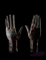 Etruskische Kunst: Zwei Hände - Bronzestatuetten - 680-670 v. Chr. H 23,5 cm - Aus dem Grab des Bronzekarrens, Vulci