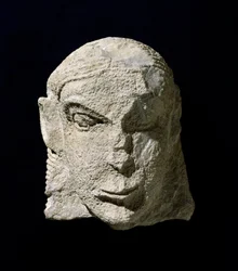 Etruskische Zivilisation: Kalksteinkopf einer Frau. Ca. 650 v. Chr. Aus dem Tumulus der Pietrera di Vetulonia. Florenz, Museo Archeologico