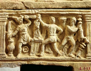 Etruskische Zivilisation, Tuffurne mit Szenen von Galliern, die Tempel plündern