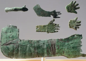 Ex-voto in Bronzeplatte, Darstellung der oberen Gliedmaßen. Artefakte aus den Objekten des Heiligtums von Reithia Este (Venetien). Etruskische Zivilisation, 5.-4. Jahrhundert v. Chr.
