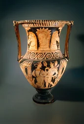 Kelebe oder Säulenkrater, von dem Asciano-Maler, der ein junges Mädchen zeigt, das ein Flabellum (Fächer) erhält. Rotfigurige Keramik aus Grab 3 von Poggio Pinci, Asciano (Toskana). Etruskische Zivilisation, 4. Jahrhundert v. Chr.