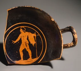 Kylix von Pteriu Paves, ein Fragment, das einen jungen Mann und eine Inschrift darstellt. Rotfigurige Keramik, aus Grab 3 in Grotti (Toskana). Etruskische Zivilisation, 4. Jahrhundert v. Chr.