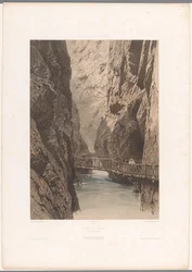 Wanderer auf einer Brücke durch die Trientschlucht