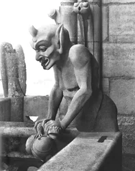 Wasserspeier von der Balustrade der Grande Galerie, Teufel, der eine Kröte hält, Replik eines Originals aus dem 12. Jahrhundert (Stein)