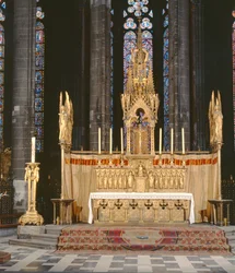 Hochaltar im neugotischen Stil, umgeben von 4 Engeln, die die Leidenswerkzeuge Christi tragen, mit einem Tabernakel, bekrönt von einer reich verzierten Turmspitze