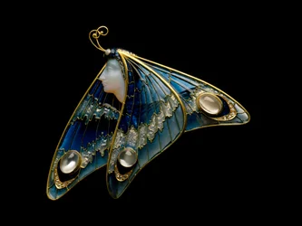 Jugendstil: Goldbrosche mit transluzidem Email, Opal, Mondstein und Diamant in Form einer Schmetterlingsfrau. Atelier Eugène Feuillâtre (1870-1916). 1900, Parma, Privatsammlung - Jugendstil: Gold, transluzides Email, Opal, Mondstein und Diamant