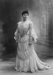 Frau Paul de la Cramerye mit einem Spitzenkleid