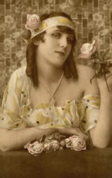 Frau posiert mit Blumen