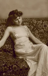 Frau in einem gewagten Kleid