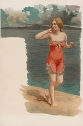 Hübsches Mädchen im Badeanzug geht am Strand