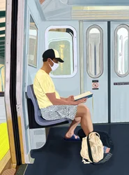 Mann in gestreiften Shorts liest Buch in der U-Bahn