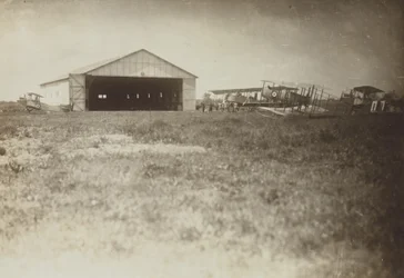 [Flugzeuge auf einem Feld]
