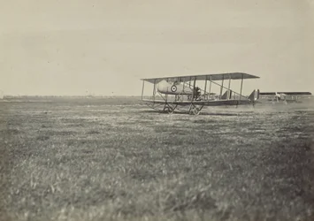 [Zwei Flugzeuge]