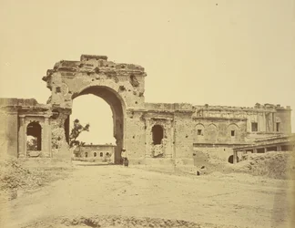 Tor zum Residency, allgemein das Bailee Guard Gate, gehalten von Lieutenant-Colonel R.H.M. Aitken, des 13. Bengal Native