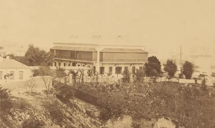 Modernes Gebäude und Blick auf Hongkong