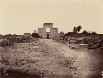 Sphinxallee und ptolemäischer Pylon (Karnak), Theben