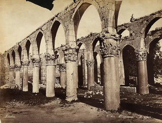 Säulen und Bögen in der archäologischen Zone von Heliopolis oder Baalbek, Libanon