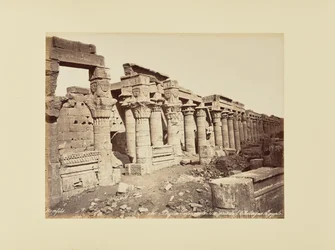 Philae. Isis-Kolonnade, vom Obelisken aus gesehen (Ägypten)