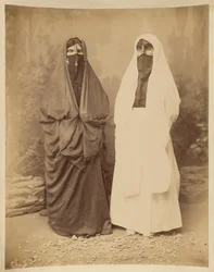 [Porträt zweier Frauen in nahöstlicher Kleidung]