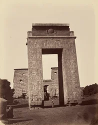 Ptolemäischer Propylon und Eingangstor zum kleinen Tempel [Karnak, Theben]
