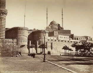 Das Bab-el-Azab-Tor der Zitadelle mit der Moschee von Muhammad Ali im Hintergrund, in Kairo, Ägypten