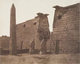 Luxor (Theben), früherer Bau - Pylon, Kolosse und Obelisk