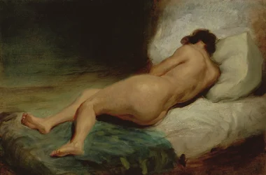 Nackte Frau, die auf einem Bett liegt